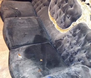 Нечищеный диван после строительных работ в караоке-театре