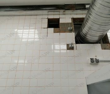 Чистая белая плитка на стене после мытья