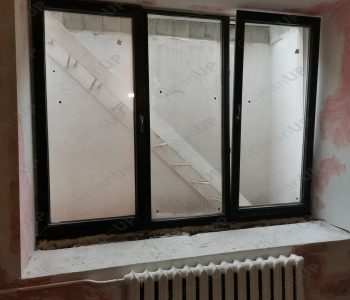 Грязные окна до уборки в мебельном магазине