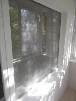 Грязное окно перед влажной уборкой,