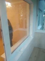 прозрачное окно после клининговых услуг по мойке.